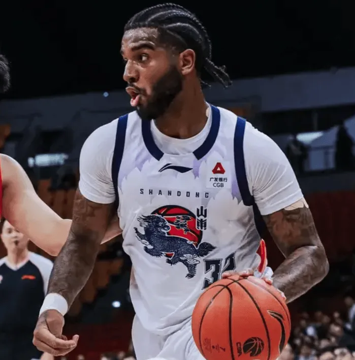 克里斯出战28分钟，22中9得到22分16篮板2助攻